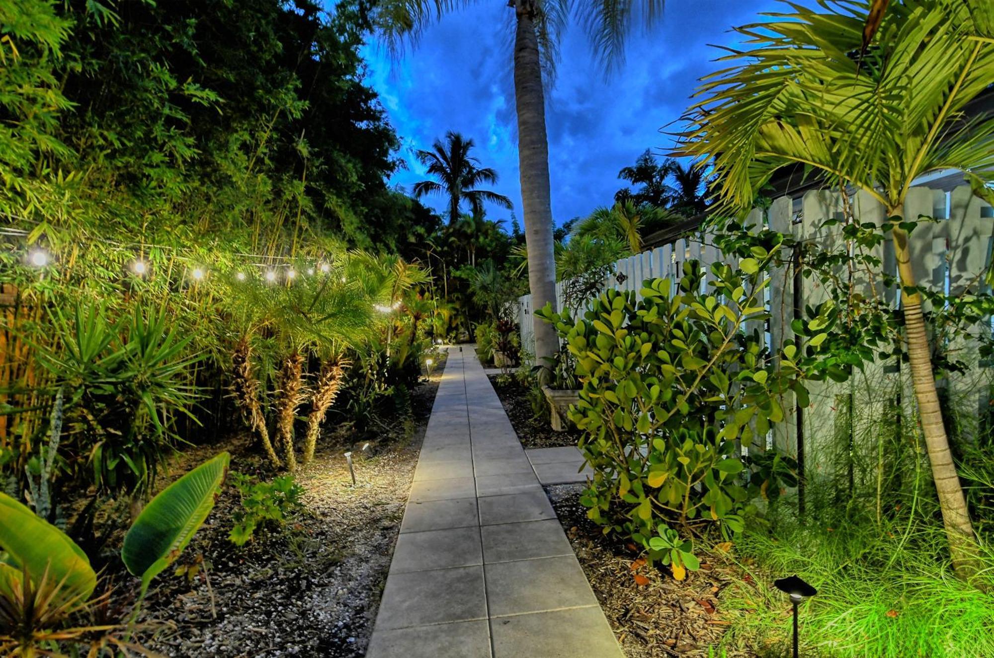 Siesta Key Palms Resort Point O'Rocks Exterior photo