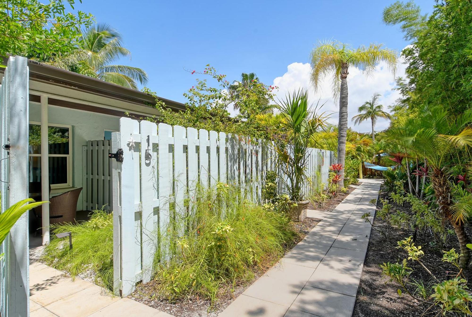 Siesta Key Palms Resort Point O'Rocks Exterior photo