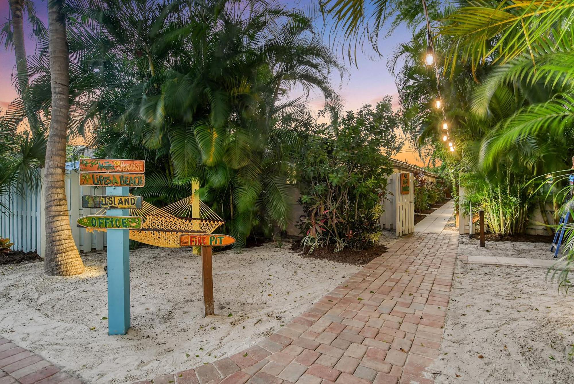 Siesta Key Palms Resort Point O'Rocks Exterior photo