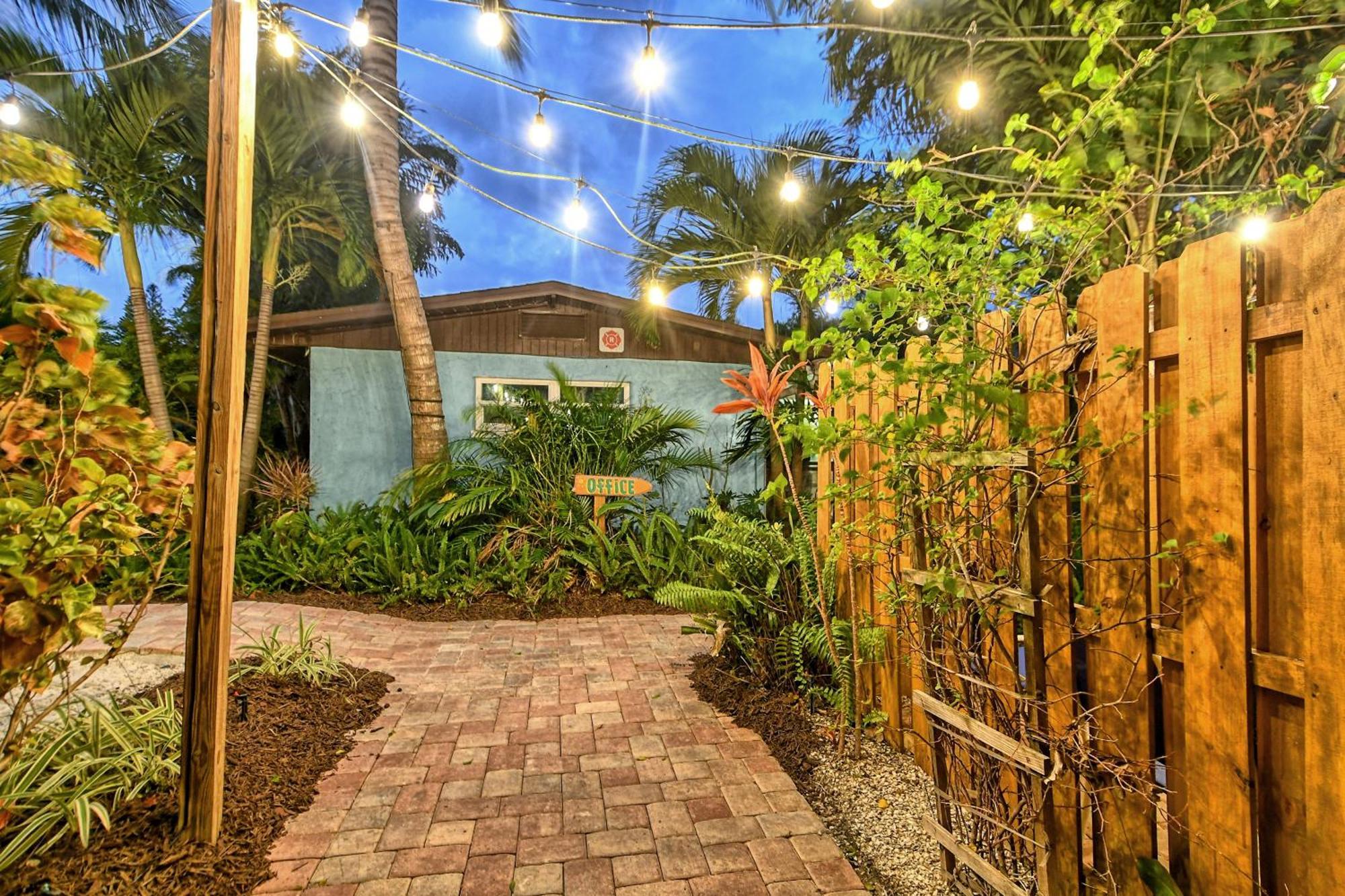 Siesta Key Palms Resort Point O'Rocks Exterior photo