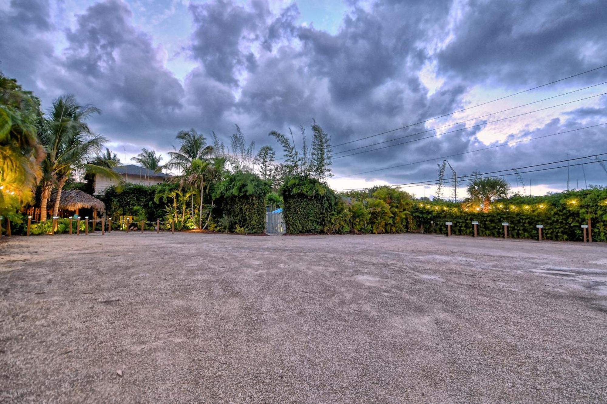 Siesta Key Palms Resort Point O'Rocks Exterior photo